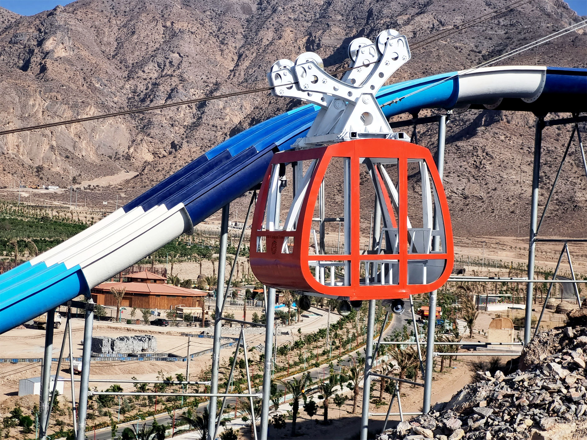 Guided balance cable car